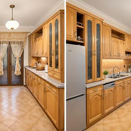Accommodatie bij particulieren Private With Private Bathroom & Balcony In Elegant Gjelaj *