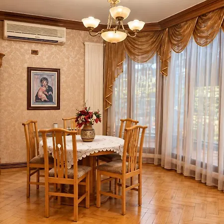 Private With Private Bathroom & Balcony In Elegant Gjelaj Accommodatie bij particulieren
