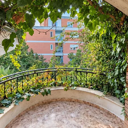 Accommodatie bij particulieren Private With Private Bathroom & Balcony In Elegant Gjelaj *